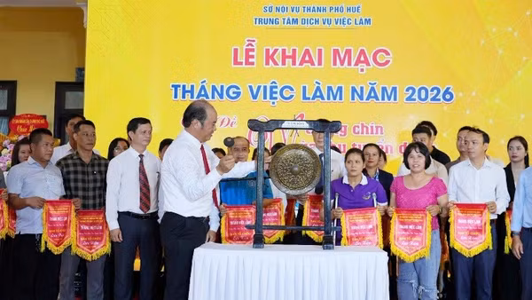 Phó Chủ tịch Ủy ban nhân dân thành phố Nguyễn Văn Mạnh thực hiện nghi thức khai mạc Tháng việc làm. 