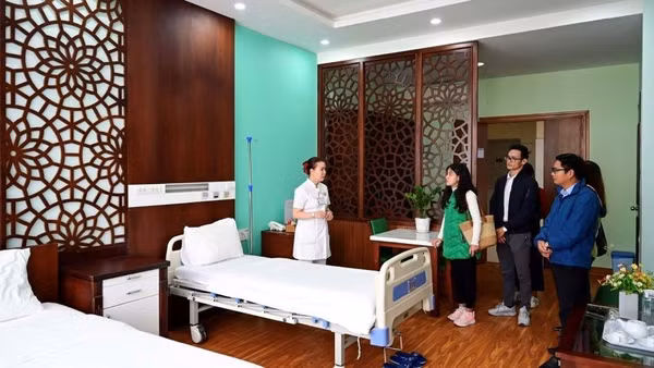 Các đơn vị lữ hành khảo sát dịch vụ khám, chữa bệnh và chăm sóc sức khỏe tại Bệnh viện quốc tế Trung ương Huế. (Ảnh: H. Hải)