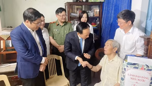 Đồng chí Trịnh Văn Quyết đến thăm ông Lê Thoàn (84 tuổi, thương binh 4/4, bị bắt tù đày ở Côn Đảo) ở phường Vỹ Dạ, thành phố Huế.