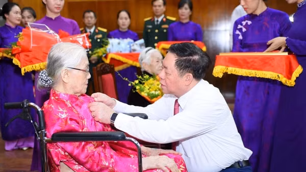 Đại tướng Nguyễn Trọng Nghĩa trao Huy hiệu 80 năm tuổi Đảng đến các đảng viên lão thành. (Ảnh: ĐỨC QUANG)