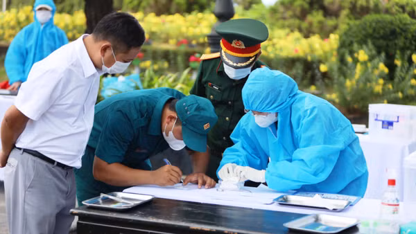 Tiến hành lấy mẫu hài cốt liệt sĩ phục vụ giám định ADN tại Nghĩa trang Liệt sĩ thành phố Huế, tháng 6/2026. (Ảnh CÔNG HẬU)