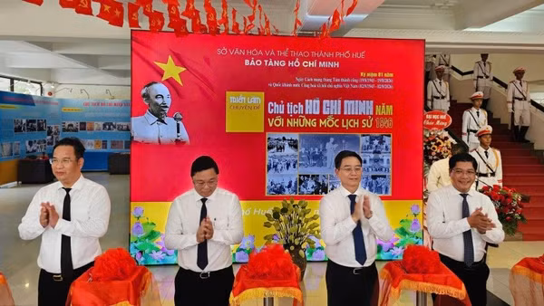 Các đồng chí lãnh đạo thành phố cắt băng khai mạc triển lãm “Chủ tịch Hồ Chí Minh với những mốc lịch sử năm 1946”