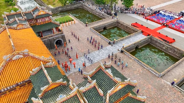 Lễ Truyền Lô - truyền thống khoa cử, trọng người tài của triều Nguyễn được tái hiện tại không gian Ngọ Môn Huế. 
