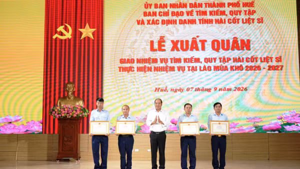 Đồng chí Nguyễn Văn Mạnh, Phó Chủ tịch Ủy ban nhân dân thành phố, Trưởng Ban Chỉ đạo 515 thành phố, trao Bằng khen của Ủy ban nhân dân thành phố Huế tặng tập thể và cá nhân Đội 192.
