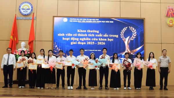 Trường đại học Kinh tế, Đại học Huế vinh danh 14 sinh viên/nhóm sinh viên đạt thành tích xuất sắc trong hoạt động nghiên cứu khoa học giai đoạn 2025-2026. (Ảnh: PH.THẢO)