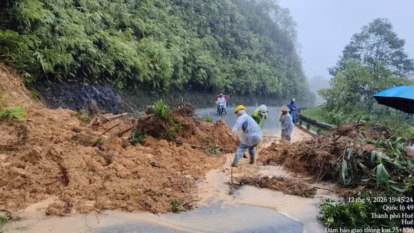 Sạt lở trên tuyến Quốc lộ 49 đoạn lên A Lưới đã được khắc phục. (Ảnh: MĐ)