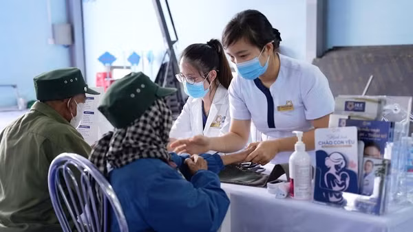 Các y, bác sĩ trực tiếp thăm khám và tư vấn sức khỏe cho người dân trên địa bàn xã A Lưới 4.