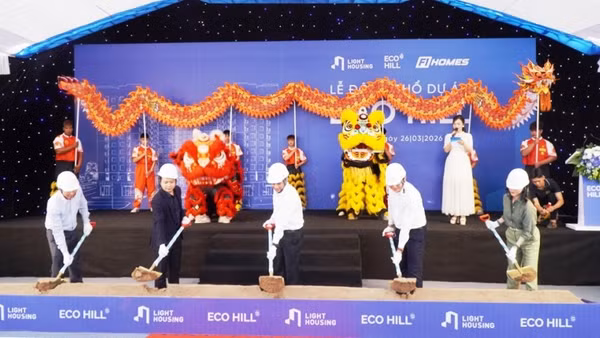 Lãnh đạo Ủy ban nhân dân thành phố Huế cùng các đại biểu thực hiện nghi thức động thổ Dự án nhà ở xã hội Eco Hill tại Bàu Vá.