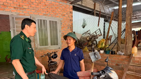 Anh Nguyễn Văn Hòa trò chuyện với cán bộ Đồn Biên phòng Lộc An (TP Đồng Nai) trước khi đi kiểm tra phát quang cột mốc.