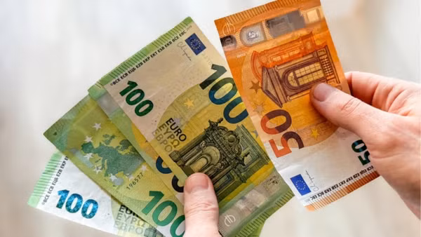 Dưới nhiều tác động, đồng euro có lúc đã giảm giá tới 0,5% so với đồng USD.