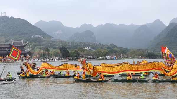 Đoàn thuyền rồng rước nước từ hồ Tam Chúc lên núi Ngọc.