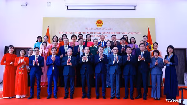 Thủ tướng Lê Minh Hưng với cán bộ, nhân viên Đại sứ quán Việt Nam tại Ấn Độ. (Ảnh: Dương Giang/TTXVN) 