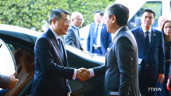 Quan chức cấp cao Ấn Độ tiễn Thủ tướng Lê Minh Hưng kết thúc chuyến tham dự Hội nghị thượng đỉnh BRICS lần thứ 18 và làm việc song phương tại Ấn Độ. (Ảnh: Dương Giang/TTXVN) 