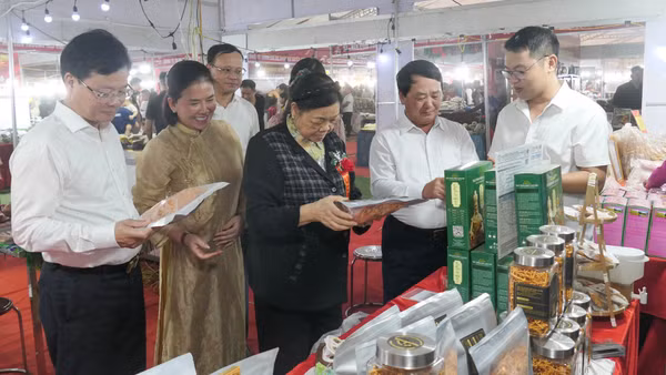 Các đại biểu tham quan gian hàng tại Hội chợ thương mại quốc tế Việt-Trung. (Ảnh: KHÁNH TOÀN) 