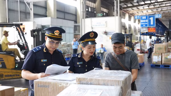 Cơ quan hải quan thực hiện kiểm tra, giám sát hàng hóa xuất nhập khẩu. (Ảnh: CHQ)