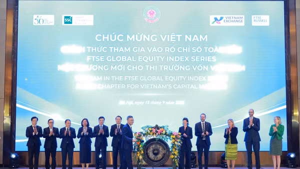 Bộ trưởng Bộ Tài chính Ngô Văn Tuấn thực hiện nghi thức đánh cồng, đánh dấu Việt Nam chính thức tham gia rổ chỉ số FTSE Global Equity Index Series ngày 18/9, mở rộng khả năng tiếp cận các nhà đầu tư quốc tế. (Ảnh: UBCKNN)