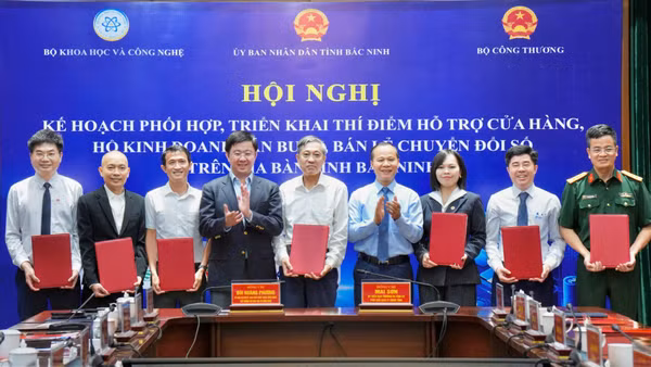 Trao Thỏa thuận hợp tác triển khai thí điểm hỗ trợ cửa hàng, hộ kinh doanh bán buôn, bán lẻ chuyển đổi số trên địa bàn tỉnh Bắc Ninh. (Ảnh: Bộ Khoa học và Công nghệ)