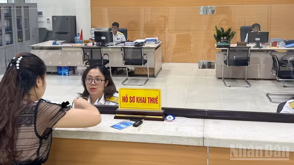 Cơ quan thuế hỗ trợ người dân thực hiện các thủ tục liên quan đến mã số thuế. (Ảnh: MINH PHƯƠNG) 