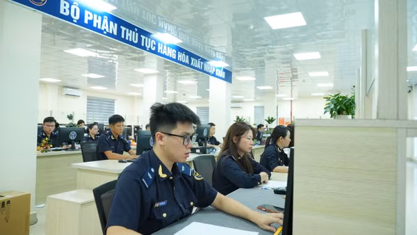 Hoàn thiện chính sách thuế góp phần tạo thuận lợi cho hoạt động xuất khẩu, nhập khẩu của doanh nghiệp. (Ảnh: CHQ)