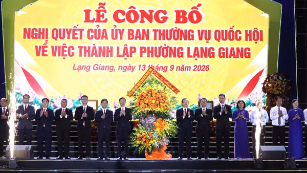 Các đồng chí lãnh đạo tỉnh Bắc Ninh tặng hoa chúc mừng Đảng bộ, chính quyền và nhân dân phường Lạng Giang tại buổi lễ. (Ảnh: DL)