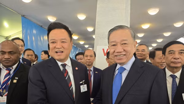 Tổng Bí thư, Chủ tịch nước Tô Lâm gặp Thủ tướng Thái Lan Anutin Charnvirakul. (Ảnh: TTXVN) 