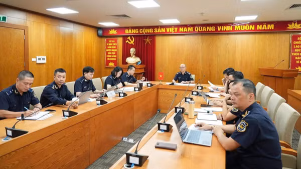 Các đại biểu phía Việt Nam tham dự cuộc họp trực tuyến với Hải quan Nam Ninh (Trung Quốc) về phối hợp triển khai cửa khẩu thông minh tại trụ sở Cục Hải quan. (Ảnh: CHQ)