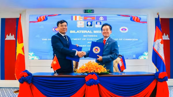 Cục trưởng Hải quan Nguyễn Văn Thọ (bên trái) ký kết hợp tác với lãnh đạo Hải quan Campuchia. (Ảnh: CHQ)