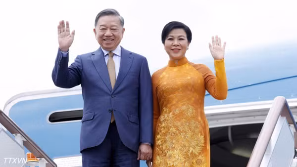 Tổng Bí thư, Chủ tịch nước Tô Lâm và Phu nhân đến sân bay Vnukovo, Moskva, Liên bang Nga. (Ảnh: Thống Nhất/TTXVN)