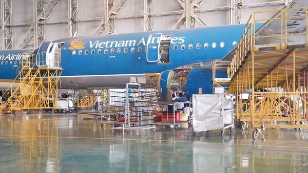 Hoạt động bảo dưỡng máy bay của Vietnam Airlines. (Ảnh: KHIẾU MINH)