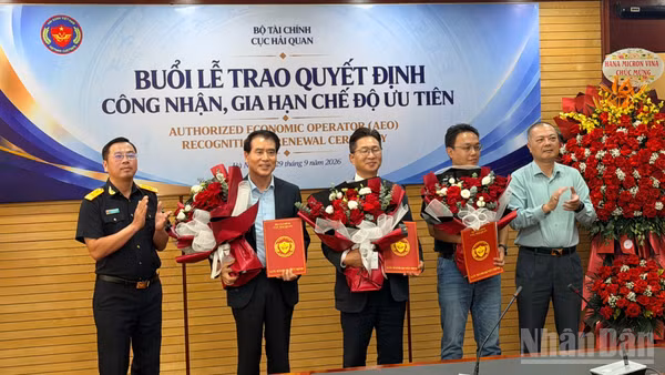 Thêm 3 doanh nghiệp mới được công nhận áp dụng chế độ doanh nghiệp ưu tiên tại buổi lễ ngày 29/9. (Ảnh: MP)
