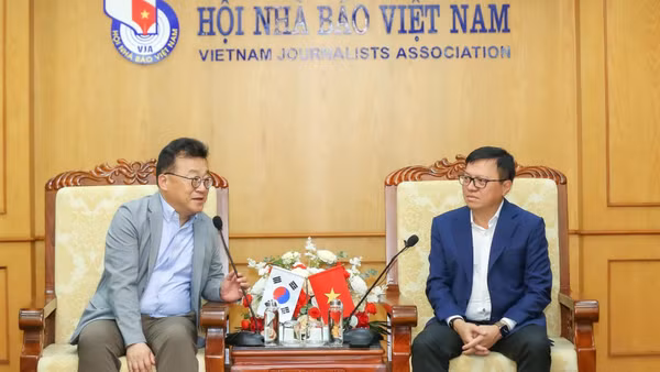 Ông Park Jong Hyun, Chủ tịch Hội Nhà báo Hàn Quốc và ông Lê Quốc Minh, Ủy viên Trung ương Đảng, Phó Trưởng ban Tuyên giáo Trung ương, Tổng Biên tập Báo Nhân Dân, Chủ tịch Hội Nhà báo Việt Nam tại buổi thăm và làm việc. 