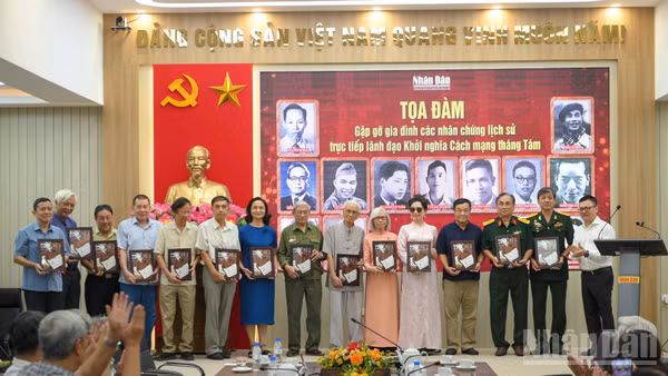 Tổng Biên tập Báo Nhân Dân Lê Quốc Minh trao những món quà tri ân tới các gia đình nhân chứng lịch sử. (Ảnh: THẾ ĐẠI)
