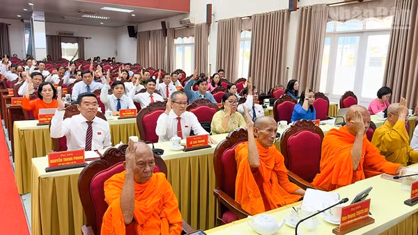 Đại biểu biểu quyết thông qua Nghị quyết. 