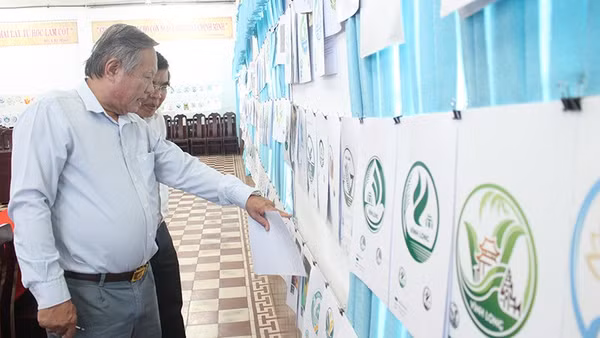 Thành viên Ban giám khảo biểu trưng Vĩnh Long. 
