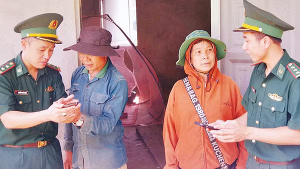 Cán bộ các đồn biên phòng khu vực biên giới đất liền phía tây Lâm Đồng đến tận nhà dân để tuyên truyền, phổ biến pháp luật (Ảnh NGUYỄN NAM) 