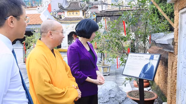 Đại diện Hội đồng nhân dân Thành phố Hà Nội nghe giới thiệu về công lao, đóng góp của danh nhân Tô Hiến Thành tại đền Văn Hiến, nơi thờ phụng ông tại xã Ô Diên, Hà Nội (Ảnh KL) 