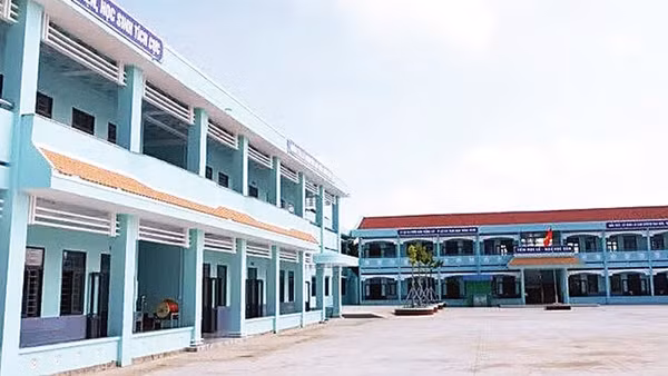Một trường trung học cơ sở tại xã Phước Long được cải tạo từ một trụ sở dôi dư. 