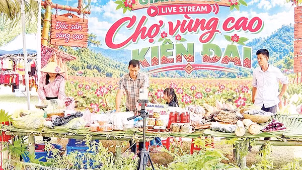 Anh Chu Văn Hiện (áo kẻ đen), thôn Bản Vả, xã Kiên Đài chuẩn bị sản phẩm cho phiên livestream tại phiên chợ vùng cao của xã. 