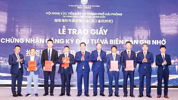 Lãnh đạo thành phố Hải Phòng trao Giấy chứng nhận đăng ký đầu tư cho các nhà đầu tư Trung Quốc tại thành phố Hàng Châu. 