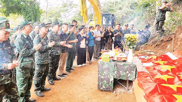 Bộ Chỉ huy quân sự tỉnh Tuyên Quang, chính quyền địa phương và gia đình liệt sĩ thắp hương, tưởng nhớ các Anh hùng liệt sĩ được tìm thấy tại bình độ 300, thôn Giang Nam, xã Thanh Thủy. 