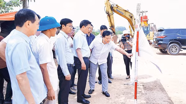 Lãnh đạo tỉnh Phú Thọ kiểm tra việc triển khai Dự án đường song song đường sắt đoạn Vĩnh Yên-Việt Trì. 
