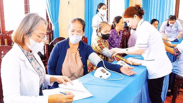 Xã Càng Long khám sàng lọc sức khỏe cho người dân trên địa bàn. 