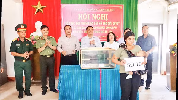 Ủy ban nhân dân xã Dray Bhăng tổ chức bốc thăm giao đất hỗ trợ giải quyết đất ở, đất sản xuất cho đồng bào dân tộc thiểu số theo Đề án 104 (Ảnh CÔNG LÝ) 