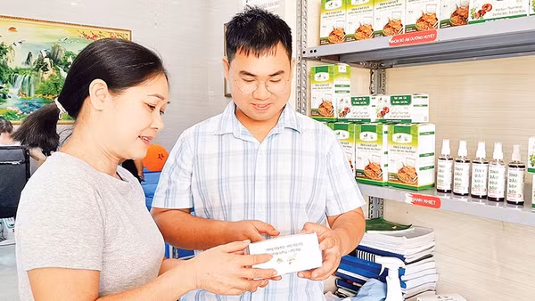 Anh Hoàng Văn Lương (xã Đông Tiền Hải) xây dựng thành công 2 sản phẩm OCOP 3 sao là Trà linh chi và Trà gạo lứt đông trùng hạ thảo. 
