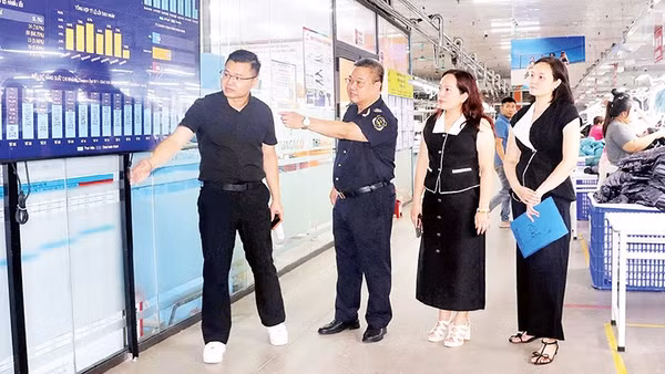 Lãnh đạo Đội Hải quan Thái Nguyên đến làm việc để nắm bắt khó khăn, vướng mắc và hỗ trợ doanh nghiệp trên địa bàn. 