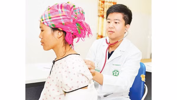 Bác sĩ Đỗ Doãn Bách tư vấn, khám bệnh cho người dân (Ảnh NVCC) 