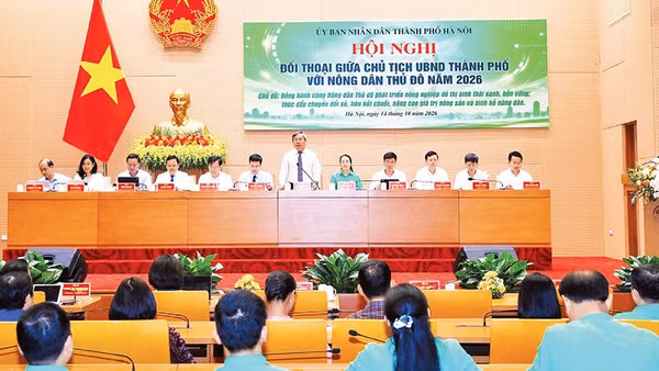 Đại diện Ủy ban nhân dân thành phố Hà Nội tại cuộc đối thoại với nông dân Thủ đô (Ảnh VIẾT THÀNH) 