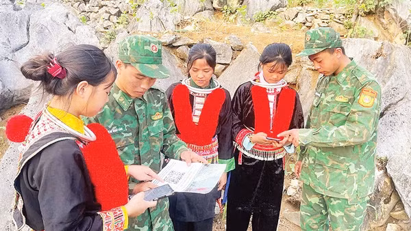 Cán bộ, chiến sĩ Đồn Biên phòng Xuân Trường (Cao Bằng) tuyên truyền chuyển đổi số, phòng, chống lừa đảo trên không gian mạng (Ảnh ANH TUẤN) 