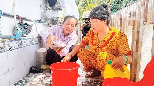 Người dân trữ nước ô nhiễm để phản ánh đến các đơn vị có liên quan. 