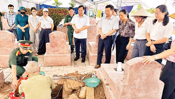Các lực lượng khai quật, lấy mẫu sinh phẩm tại nghĩa trang Thanh Tâm để xác định danh tính hài cốt liệt sĩ còn thiếu thông tin. 